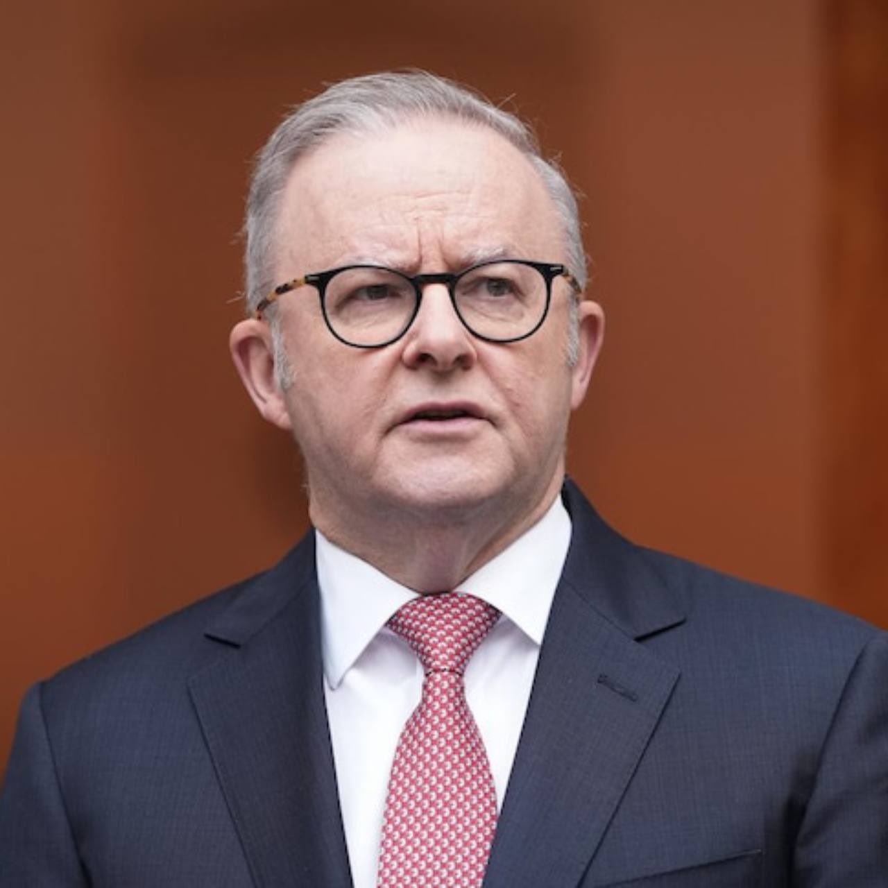 Australia bans Iranian tourists